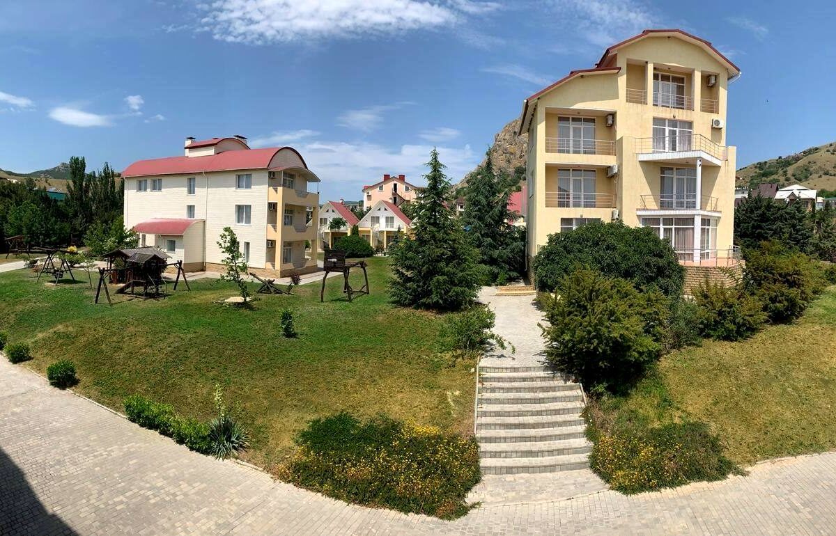 Действующий гостиничный комплекс на берегу моря — фото