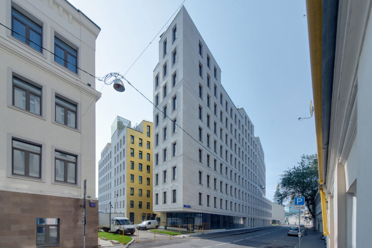 Титул на Серебрянической — корпус и соседняя застройка